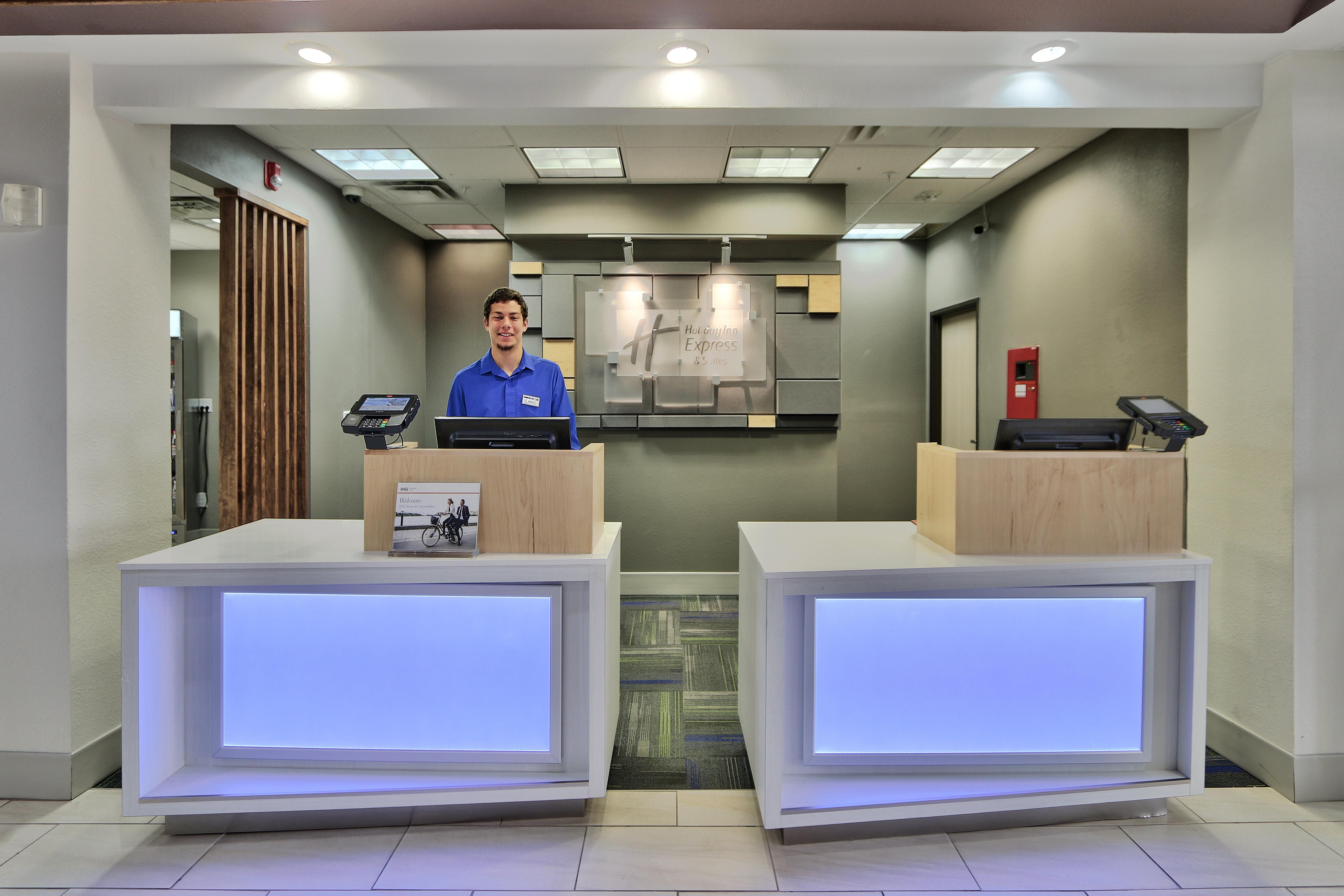 Holiday Inn Express & Suites Portales By Ihg Eksteriør billede